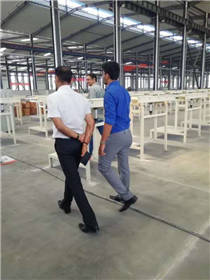 國外客戶參觀即將落成的全自動無塵新車間